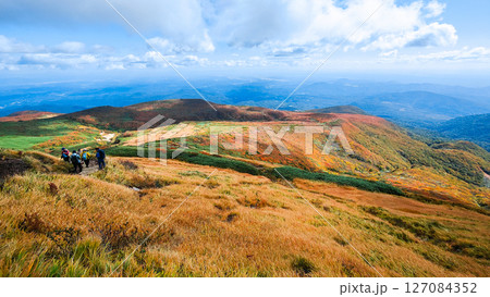 秋の栗駒山登山（栗駒山山頂からの眺め） 127084352