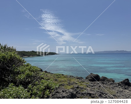 青い空とエメラルドグリーンの海が広がる久高島 127084428