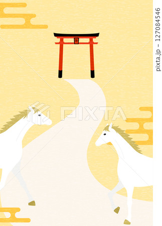 2026年午年年賀状、初詣で神社の鳥居に向かう馬、年賀はがき素材 127084546