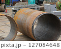 ビル建設現場の大きな鋼管 127084648