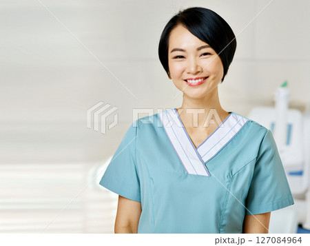 病院で働く若い女性 病院で働く若い女性 127084964