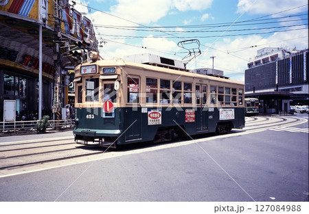 広島駅を出発する広電の被爆電車653号(1992年撮影) 広島駅を出発する広電の被爆電車653号(1992年撮影) 127084988