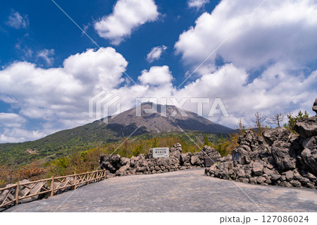《鹿児島県》桜島をのぞむ有村溶岩展望所 127086024