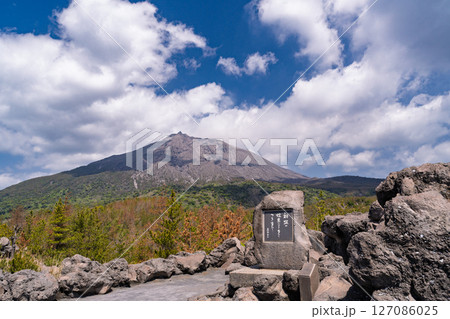 《鹿児島県》桜島をのぞむ有村溶岩展望所 127086025