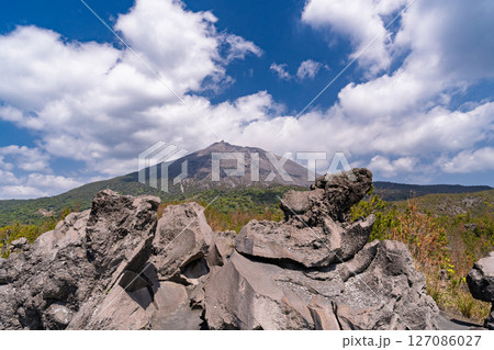 《鹿児島県》桜島をのぞむ有村溶岩展望所 127086027