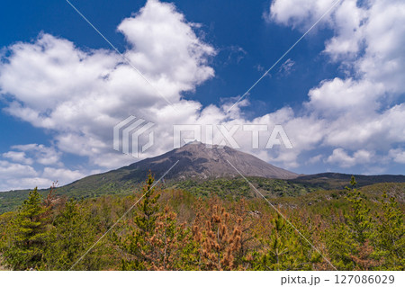 《鹿児島県》桜島をのぞむ有村溶岩展望所 127086029