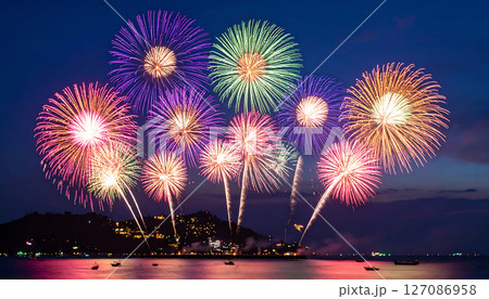 夜空に咲くカラフルな大輪の花火 127086958