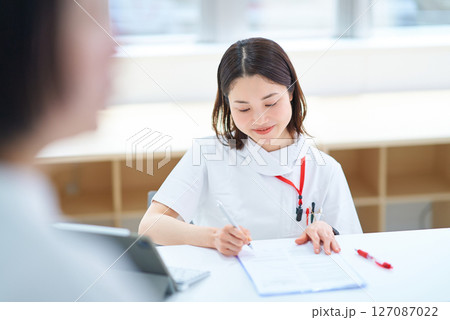 白衣の女性 白衣の女性 127087022