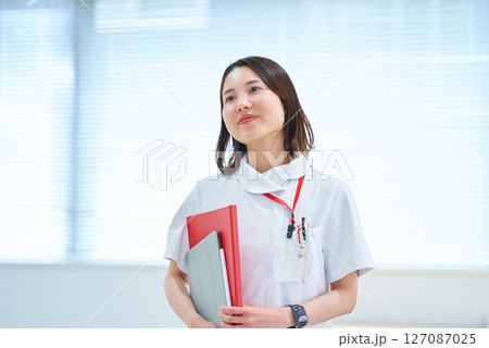 白衣の女性 127087025