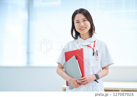 白衣の女性 127087028