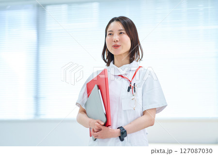白衣の女性 127087030