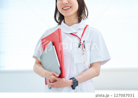 白衣の女性 127087031