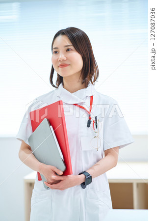白衣の女性 127087036