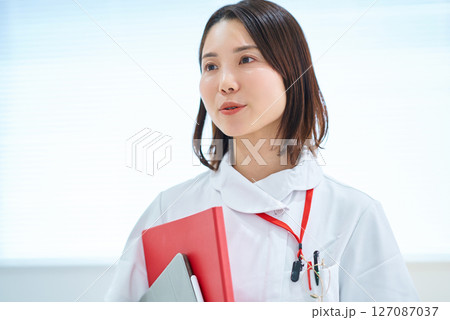 白衣の女性 127087037
