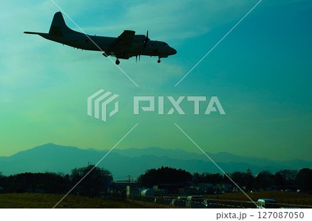 夕方の厚木航空基地に着陸態勢で入ってくる哨戒機 夕方の厚木航空基地に着陸態勢で入ってくる哨戒機 127087050