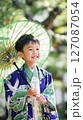 七五三の晴れ着姿で微笑む子ども 127087054