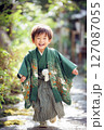 七五三の晴れ着姿で微笑む子ども 127087055