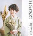 七五三の晴れ着姿で微笑む子ども 127087056