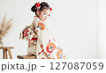 七五三の晴れ着姿で微笑む子ども 127087059