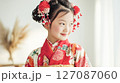 七五三の晴れ着姿で微笑む子ども 127087060