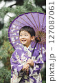 七五三の晴れ着姿で微笑む子ども 127087061