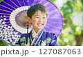 七五三の晴れ着姿で微笑む子ども 127087063