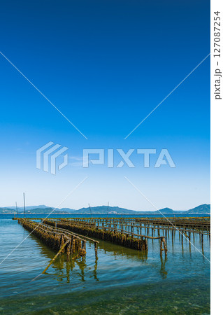 牡蠣棚と青い空と青い海 127087254