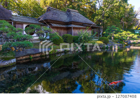 秋の岡山県岡山市 日本三名園 紅葉の後楽園 秋の岡山県岡山市 日本三名園 紅葉の後楽園 127087408
