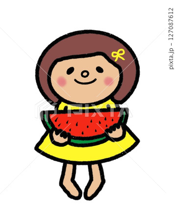 大好きなスイカを持って笑っている夏ワンピースの女の子 127087612