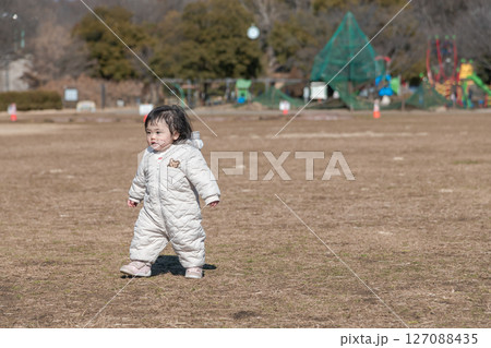 【相模原市立麻溝公園の芝生広場で遊ぶ1歳児】 【相模原市立麻溝公園の芝生広場で遊ぶ1歳児】 127088435