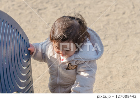【相模原市立麻溝公園の子どもの広場のトランポリンで遊ぶ1歳児】 【相模原市立麻溝公園の子どもの広場のトランポリンで遊ぶ1歳児】 127088442