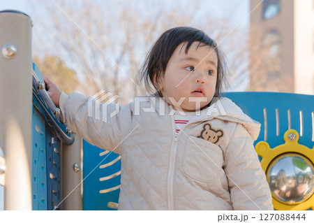 【相模原市立麻溝公園の子どもの広場の滑り台で遊ぶ1歳児】 127088444