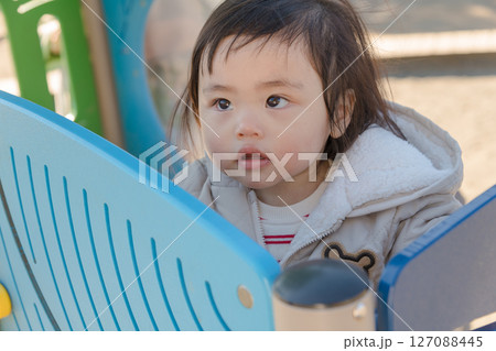 【相模原市立麻溝公園の子どもの広場の滑り台で遊ぶ1歳児】 127088445