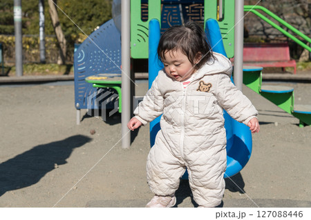 【相模原市立麻溝公園の子どもの広場の滑り台で遊ぶ1歳児】 127088446