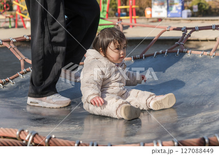 【相模原市立麻溝公園の子どもの広場のトランポリンでママと遊ぶ1歳児】 【相模原市立麻溝公園の子どもの広場のトランポリンでママと遊ぶ1歳児】 127088449