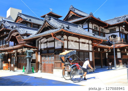【愛媛県】快晴の道後温泉本館と人力車 【愛媛県】快晴の道後温泉本館と人力車 127088941
