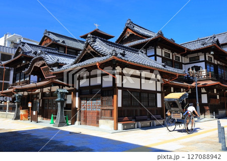 【愛媛県】快晴の道後温泉本館と人力車 【愛媛県】快晴の道後温泉本館と人力車 127088942