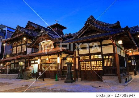 【愛媛県】リニューアルした道後温泉本館の夜景 【愛媛県】リニューアルした道後温泉本館の夜景 127088947