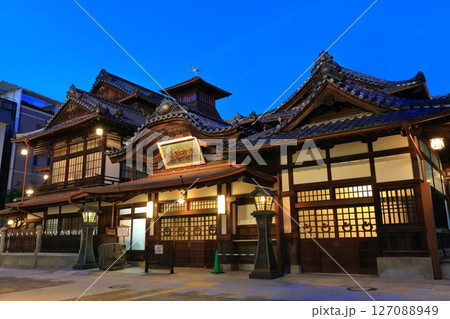 【愛媛県】リニューアルした道後温泉本館の夜景 【愛媛県】リニューアルした道後温泉本館の夜景 127088949