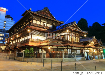 【愛媛県】リニューアルした道後温泉本館の夜景 127088951