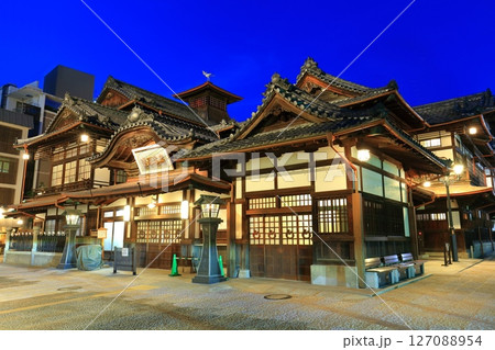 【愛媛県】リニューアルした道後温泉本館の夜景 127088954