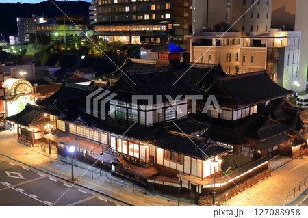 【愛媛県】リニューアルした道後温泉本館の夜景 【愛媛県】リニューアルした道後温泉本館の夜景 127088958