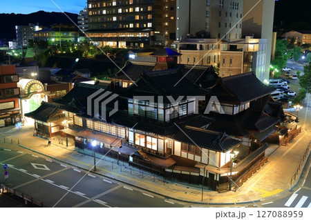 【愛媛県】リニューアルした道後温泉本館の夜景 【愛媛県】リニューアルした道後温泉本館の夜景 127088959