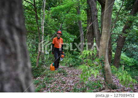 林業 伐採 仕事 シニア チェンソー 林業 伐採 仕事 シニア チェンソー 127089452