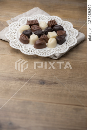 木目のテーブルに映えるチョコレートアソートとコピースペース 木目のテーブルに映えるチョコレートアソートとコピースペース 127089869