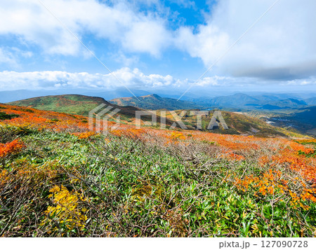 秋の栗駒山登山（栗駒山～秣岳  ： 秣岳・須川湖方面の眺め） 127090728