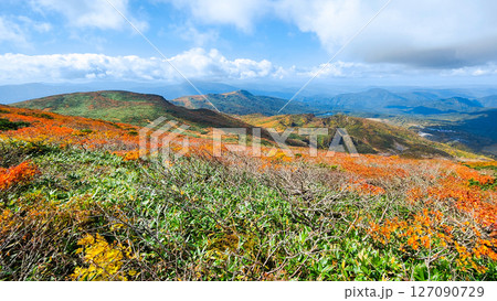 秋の栗駒山登山（栗駒山～秣岳  ： 秣岳・須川湖方面の眺め） 127090729
