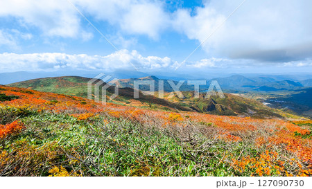 秋の栗駒山登山（栗駒山～秣岳  ： 秣岳・須川湖方面の眺め） 127090730