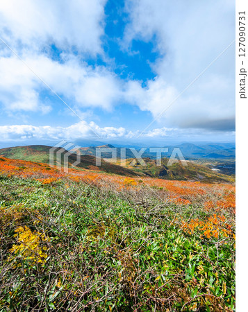 秋の栗駒山登山(栗駒山~秣岳 : 秣岳・須川湖方面の眺め) 秋の栗駒山登山(栗駒山~秣岳 : 秣岳・須川湖方面の眺め) 127090731