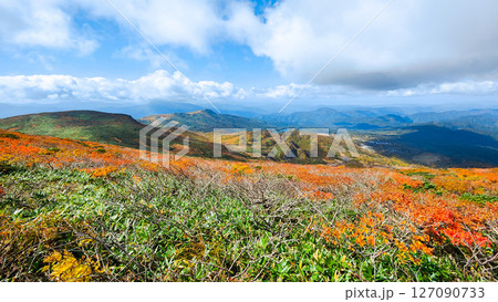 秋の栗駒山登山(栗駒山~秣岳 : 秣岳・須川湖方面の眺め) 秋の栗駒山登山(栗駒山~秣岳 : 秣岳・須川湖方面の眺め) 127090733